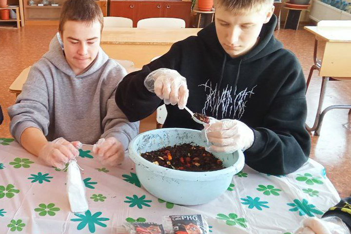 Студенты Саяногорского политеха освоили производство сухих супов для участников СВО